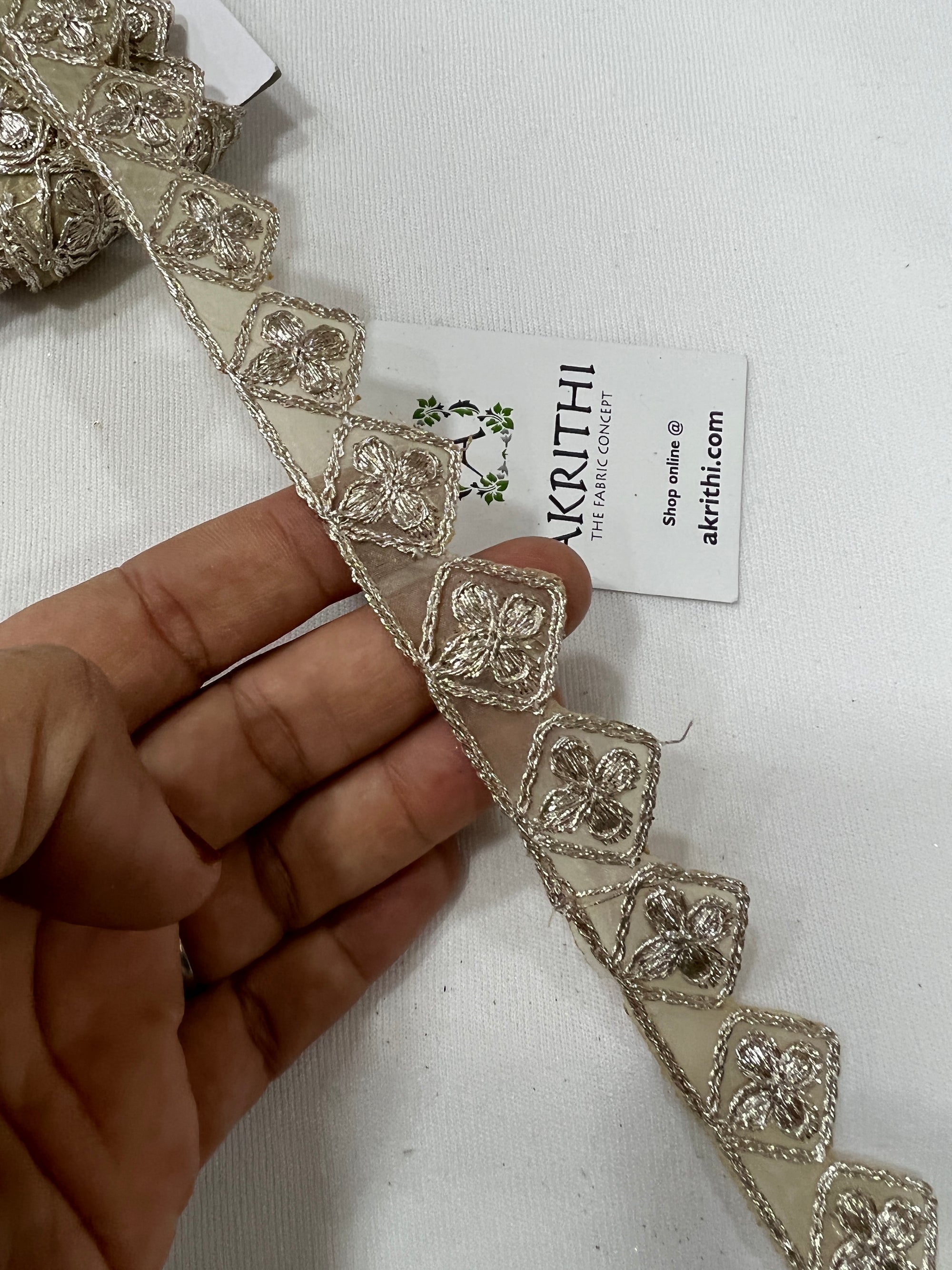 Embroidered lace 9 metres roll
