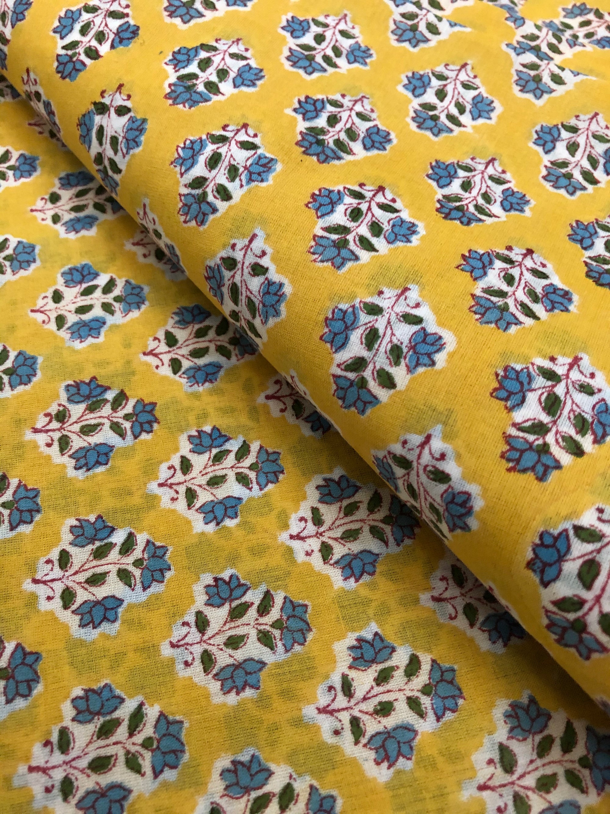 Printed mul cotton fabric