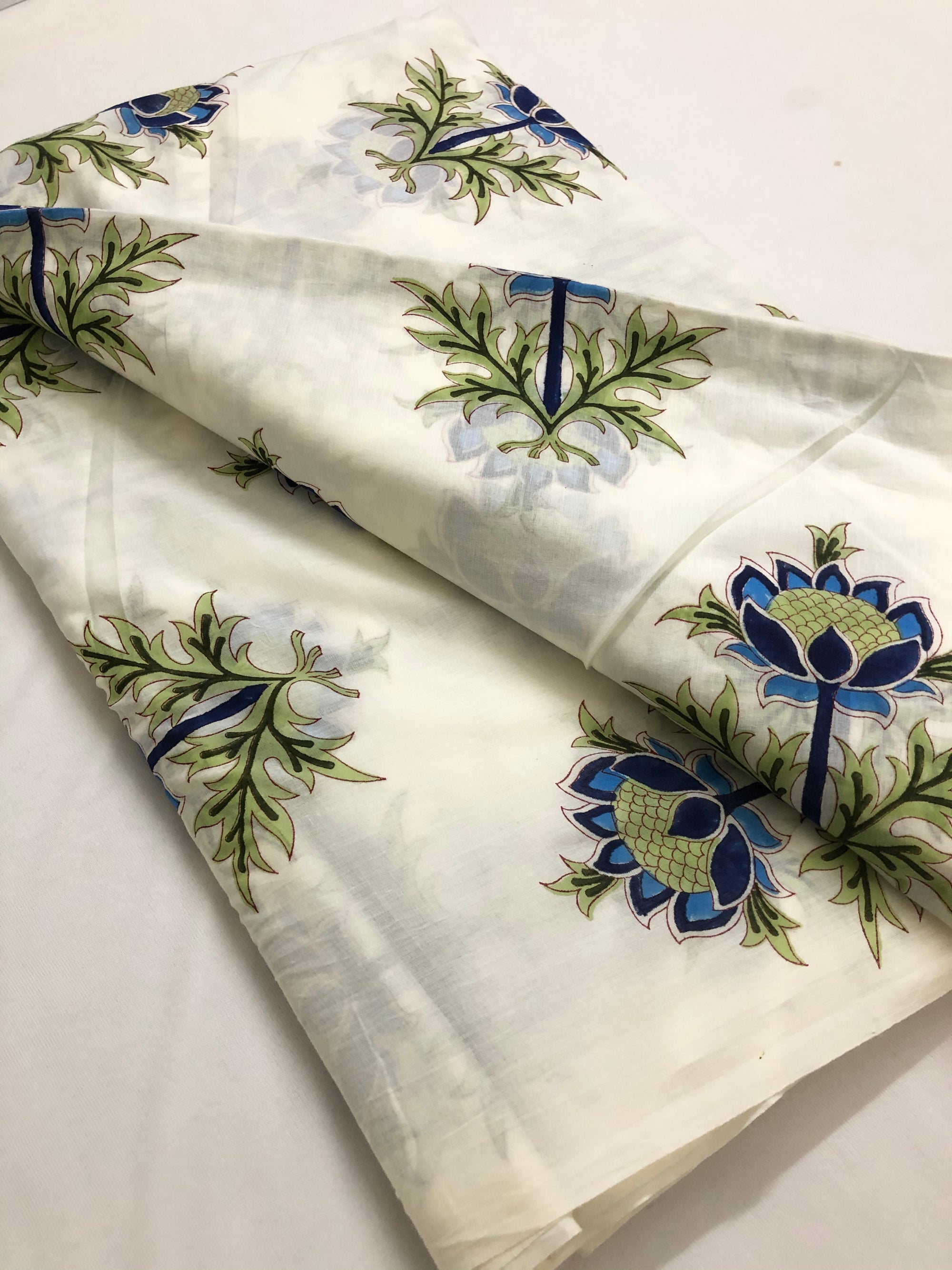 Printed mul cotton fabric