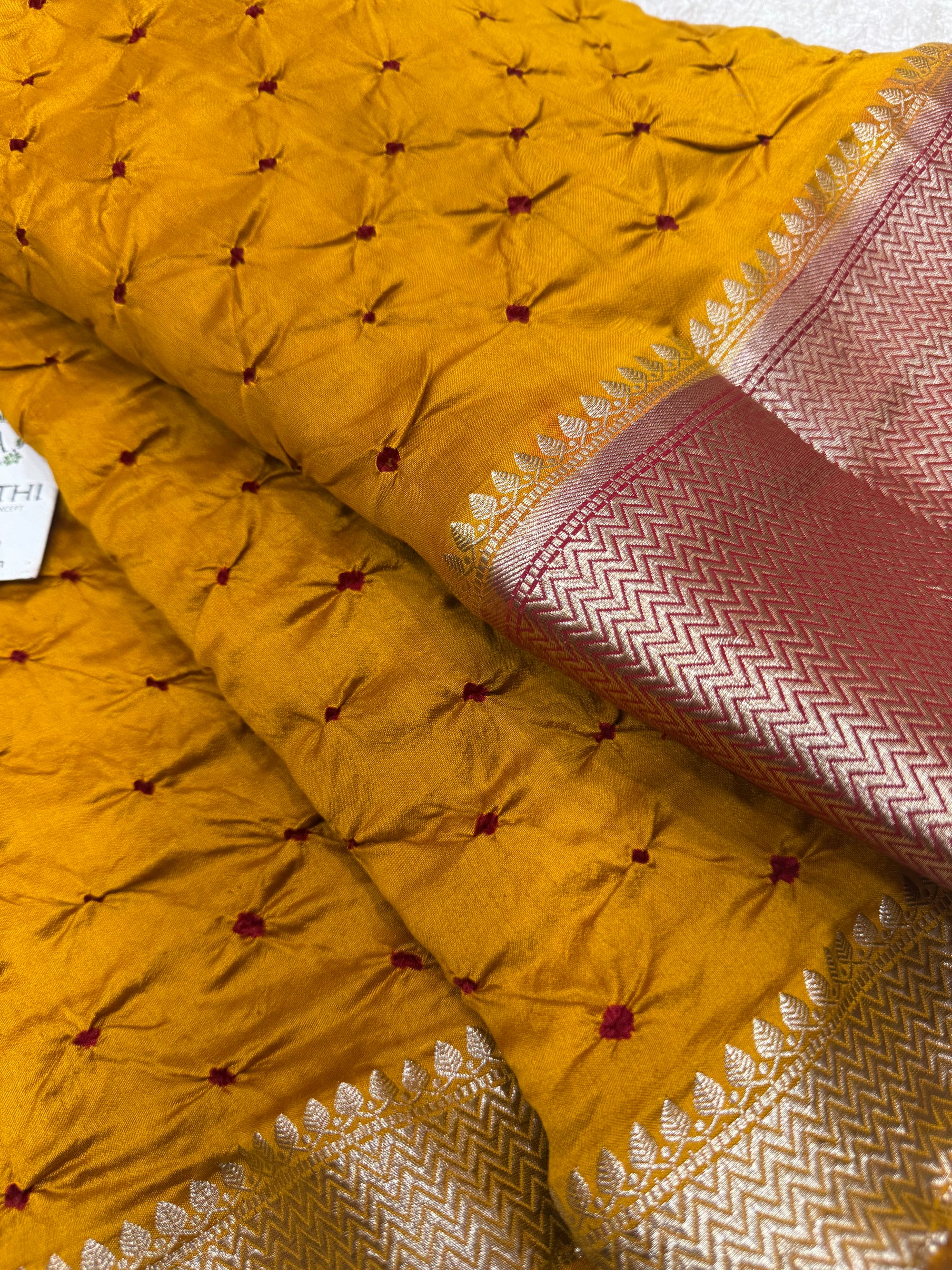 Pure chiniya silk bandhani with Banarasi border fabric (Copy)