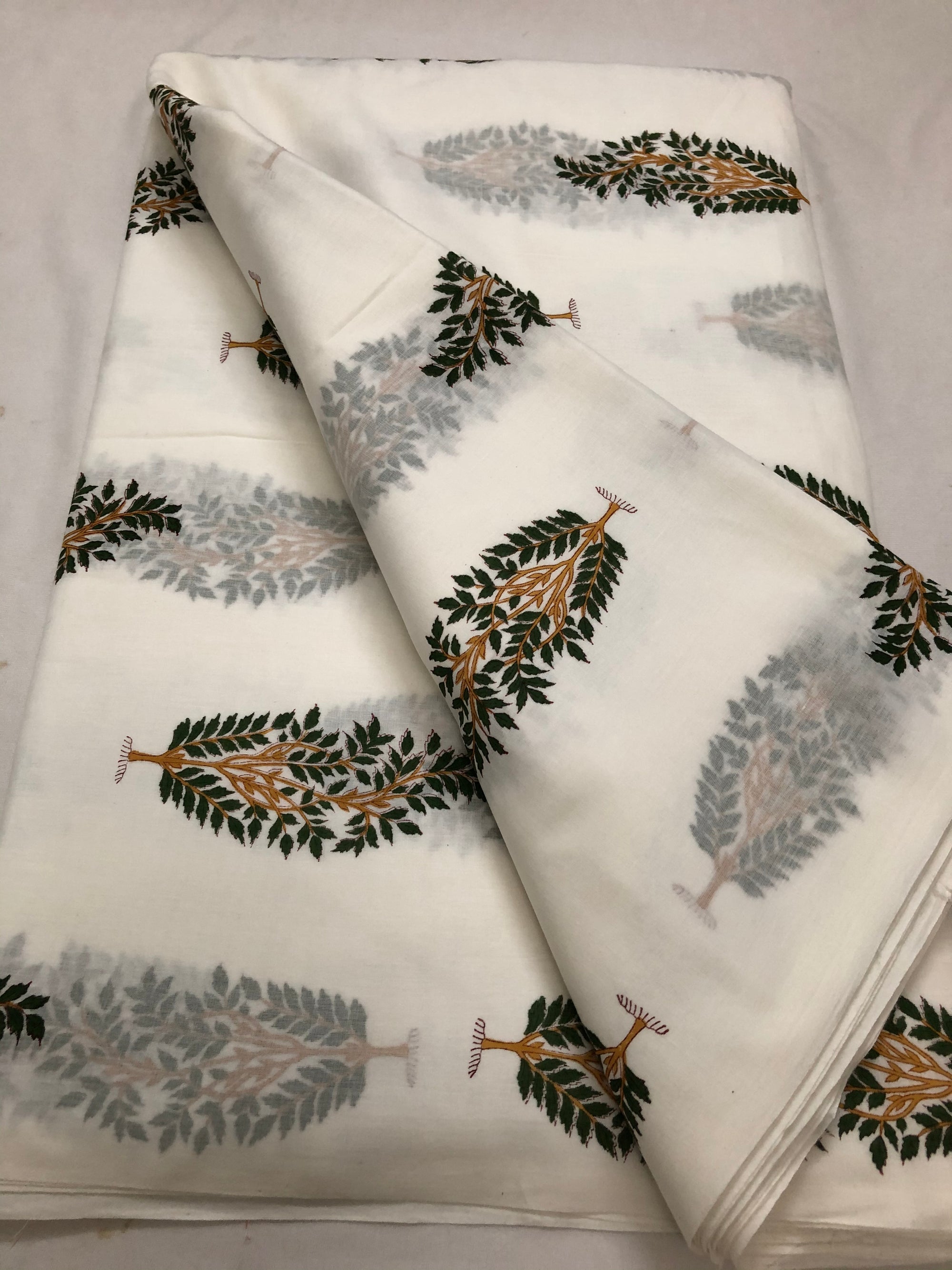 Printed mul cotton fabric